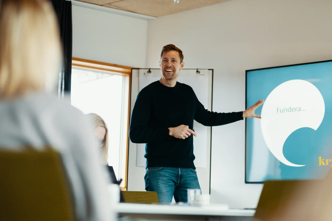 Man står och pekar på en digital skärrm.
